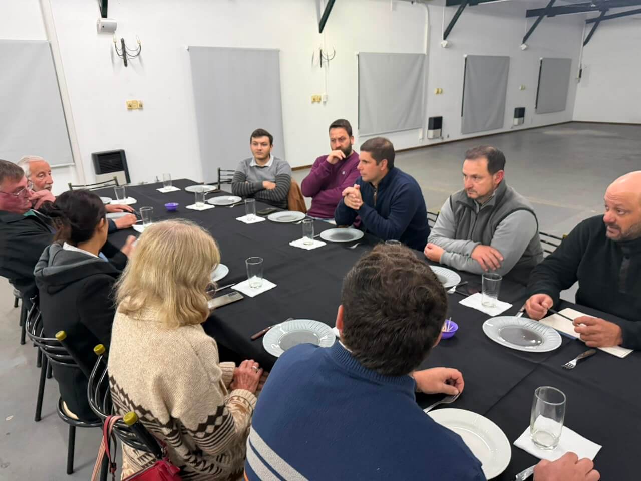 Autoridades de la Rural se reunieron con las cabañas de Holando